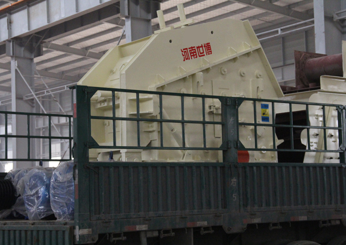 反擊破石子機(jī)裝車發(fā)貨了