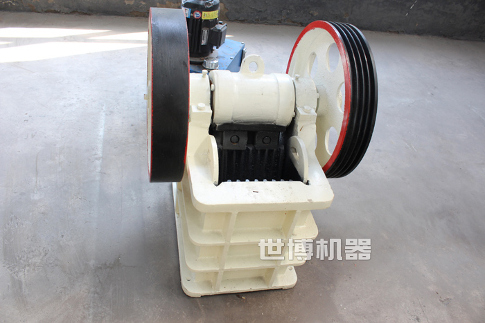 產(chǎn)量十來噸的小型碎石機(jī)