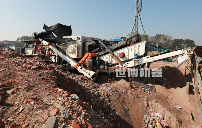履帶式碎石機破碎建筑垃圾工作現場