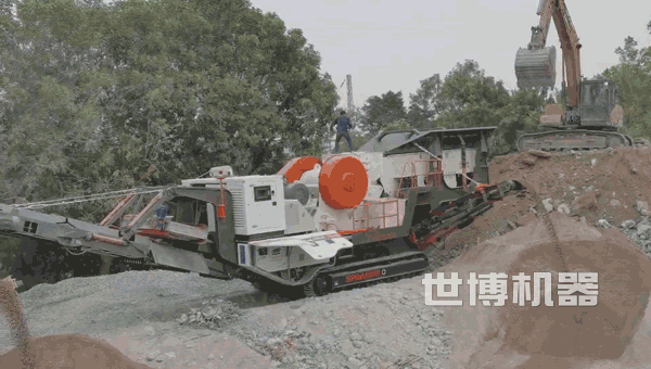 履帶式移動破碎機(jī)工作現(xiàn)場