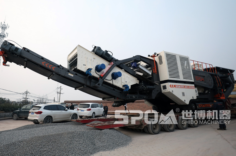 履帶式破碎站客戶卸車現(xiàn)場