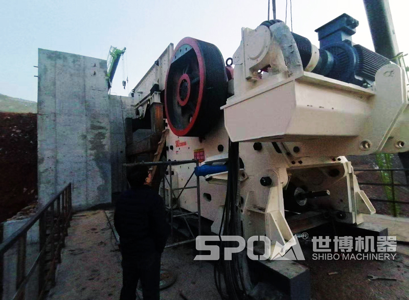 JC210大型顎式破碎機(jī)安裝現(xiàn)場(chǎng)